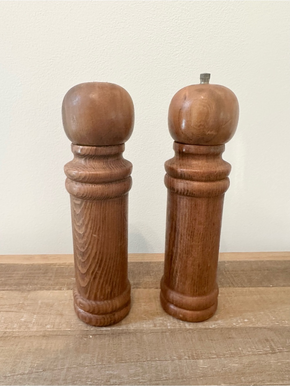 Vintage MCM Wooden Salt & Pepper Shaker Grinder Mills Set Tall Turned Warm Brown - Picture 3 of 9